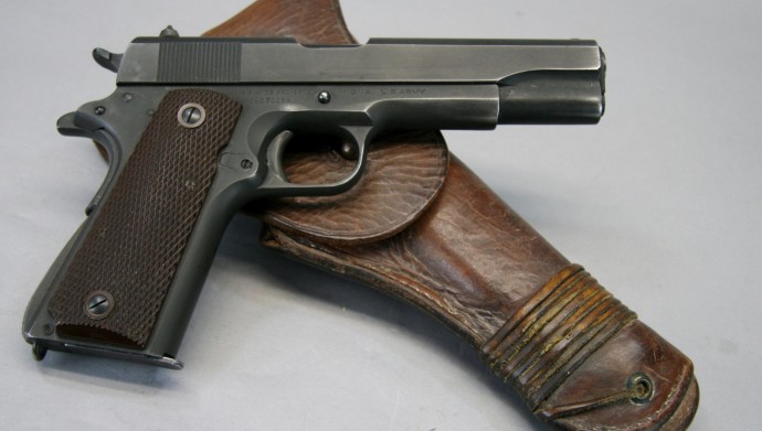 Colt M 1911 с кабурой