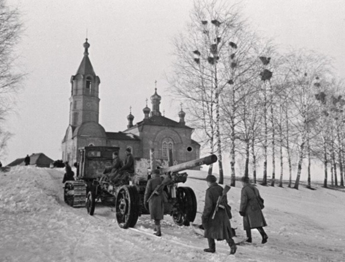 Дивизион артиллерийского полка у Казанской церкви деревни Извеково