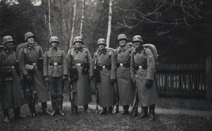 солдаты с автоматомErma ЕМР-35