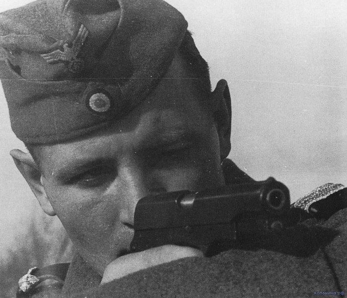 солдат стреляет из пистолета vis wz.35